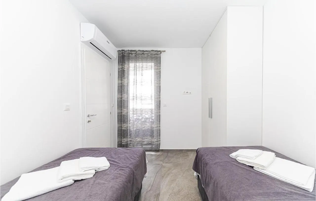 Cozy Apartment In Okrug Gornji With Kitchen Trogir 0*,  Croácia